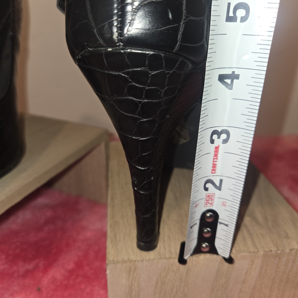 Chic Black Crocodile Pattern Heels - image 2